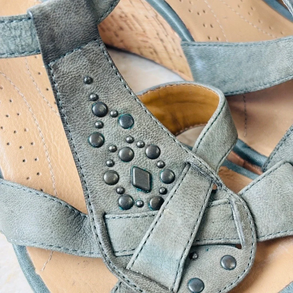 Clarks Women's‎ 9.5 Miami Beach Green Wedge Sandals Leather Embelished Cork